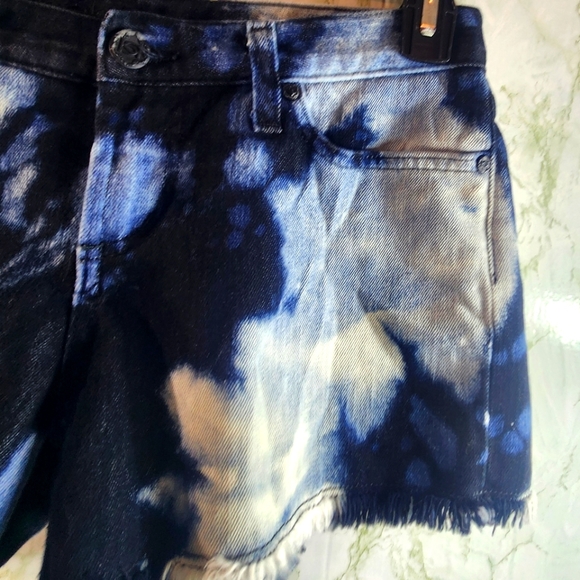 bebe jeans Phantom Wash Jean Shorts - Picture 4 of 10